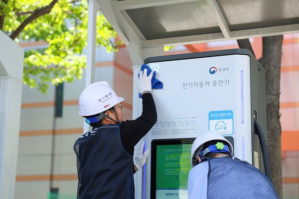 롯데이노베이트 자회사&nbsp;EVSIS가&nbsp;5월&nbsp;초 가정의달&nbsp;연휴를 앞두고 전국의&nbsp;EVSIS&nbsp;플랫폼 충전기,&nbsp;환경부 충전기 등을 점검하는 ‘이브이시스 키퍼(EVCs Keeper)’ 캠페인을 진행했다. 사진 롯데이노베이트 [뉴스락]