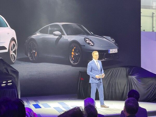 마티아스 부세 포르쉐코리아 대표가 ‘2025 서울 모빌리티쇼’ 미디어 브리핑에서 인사말을 하고 있다. 사진=강동완 기자 [뉴스락]