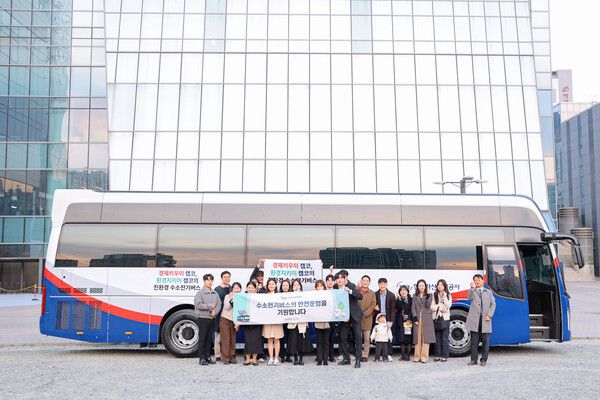 캠코(한국자산관리공사)는 친환경 경영을 실천하기 위해 부산 이전 공공기관 중 최초로 업무용 버스를 수소전기버스(유니버스)로 교체했다. 캠코 제공 [뉴스락]