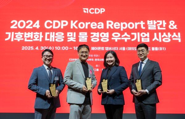 (왼쪽부터)&nbsp;현대차&nbsp;안전기획실&nbsp;정재목&nbsp;실장과&nbsp;경영전략3실장&nbsp;황동철&nbsp;상무,&nbsp;기아&nbsp;탄소중립전략팀&nbsp;조형주&nbsp;팀장과&nbsp;안전환경센터&nbsp;정현우&nbsp;책임매니저가&nbsp;‘2024&nbsp;CDP&nbsp;코리아&nbsp;어워드’에서&nbsp;기념사진을&nbsp;촬영하는&nbsp;모습이다. 현대차 제공 [뉴스락]