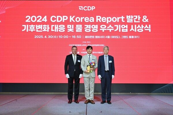 사진 왼쪽부터 호세 오르도네즈&nbsp;CDP&nbsp;아시아태평양 총괄,&nbsp;이홍렬&nbsp;LG유플러스&nbsp;ESG추진실장,&nbsp;장지인&nbsp;CDP&nbsp;한국위원회 위원장. LG U+ 제공 [뉴스락]