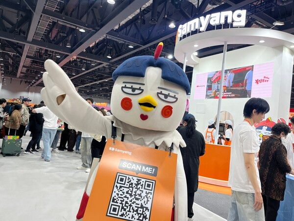 삼양식품의 불닭볶음면 캐릭터 호치가 손을 흔들며 인사하고 있다. 사진=심우민 기자 [뉴스락]&nbsp;&nbsp;