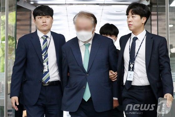 '백현동 개발 특혜 의혹' 사건의 핵심 인물 중 한 명인 정바울 아시아디벨로퍼 대표가 9일 오전 서울 서초구 서울중앙지방법원에서 열린 영장실질심사에 출석하고 있다. 정 대표는 2013년 7월부터 올해 3월까지 공사비와 용역 대금을 부풀리는 방식으로 성남 R&D PFV 및 본인이 실사주로 있는 3개 회사의 법인 자금 480억원 상당을 횡령·배임한 혐의를 받는다.