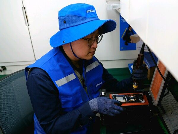 삼성전자서비스 재난복구특별서비스팀 직원이 지난 3월 28일 경북 의성 실내체육관에 마련된 이재민 대피소에서 산불 피해 주민의 휴대전화를 무상 수리하고 있다. 삼성전자서비스 제공 [뉴스락]