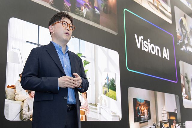 삼성전자 용석우 사장이 'Unbox & Discover 2025' 행사에서 진정한 AI TV 시대를 선언하며 2025년 TV 전략을 소개했다. 삼성전자 제공 [뉴스락]