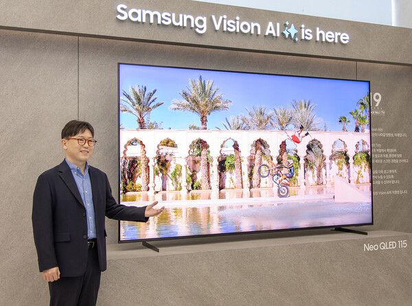 삼성전자 용석우 사장이 'Unbox & Discover 2025' 행사에서 진정한 AI TV 시대를 선언하며 115형 초대형 TV를 소개하고 있다. 삼성전자 제공 [뉴스락]