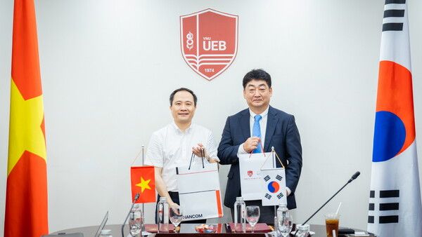 한글과컴퓨터는 베트남 하노이 국립경제대학교와 AI&nbsp;기반 디지털 업무 혁신을 위한 업무협약(MOU)을 체결했다. 사진 한컴 [뉴스락]