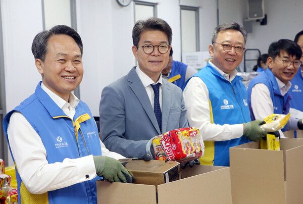 신한금융그룹은&nbsp;12일 오후 서울시 성동구에 위치한 성동노인종합복지관에서 진옥동 회장을 비롯한 그룹사&nbsp;CEO들이 가정의 달을 맞아&nbsp;‘따뜻한 나눔 봉사활동’을 실시했다. 신한금융 제공 [뉴스락]&nbsp;