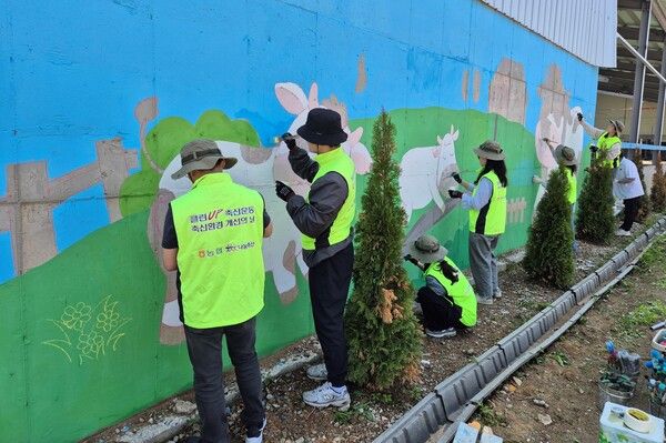 농협경제지주 친환경컨설팅방역부가 지난&nbsp;12일&nbsp;경기도 김포시 낙농 농가를 방문해 축사 외벽 벽화그리기와 더불어 농촌 일손 돕기 활동을 병행했다. 농협 제공 [뉴스락]