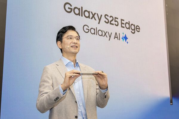 13일 '삼성 강남'에서 진행된 '갤럭시 S25 엣지' 공개 행사에서 삼성전자 한국총괄 임성택 부사장이 '갤럭시 S25 엣지'를 소개하는 모습 . 삼성전자 제공 [뉴스락]