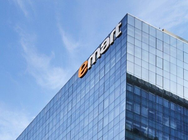 이마트가 2025년&nbsp;1분기 연결 기준으로 전년 대비 3배가 훌쩍 넘는 영업이익을 기록하며, 지난 2017년 이후 8년 만에 1분기 최대 실적을 달성했다.&nbsp;이마트 제공 [뉴스락]