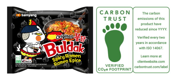 삼양식품은&nbsp;불닭볶음면이 국제 기후 컨설팅 업체인 '카본 트러스트'로부터 '탄소발자국'&nbsp;인증을 획득했다. 삼양 제공 [뉴스락]