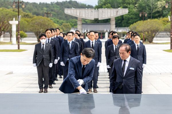 광주은행은 지난 13일&nbsp;5·18 광주민주화운동 45주년을 앞두고 국립5·18민주묘지를 참배하고 민주 영령들의 넋을 기렸다. 광주은행 제공 [뉴스락]