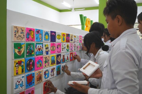 KB국민은행은 캄보디아 댐낙엠필 중학교에 위치한&nbsp;‘KB라이브러리’에 미니 캔버스 액자&nbsp;700여 점을 선물했다. 국민은행 제공 [뉴스락]