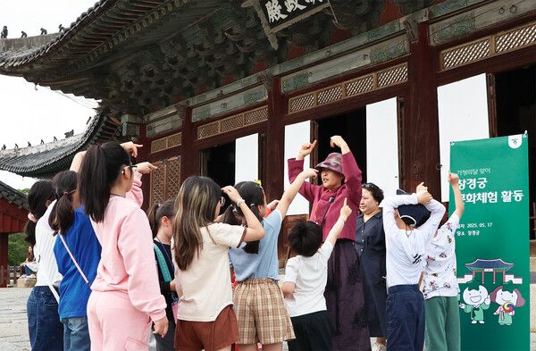 하나금융그룹은 5월 가정의 달을 맞이해 지난 17일 '취약계층 아동 문화체험'&nbsp;봉사활동을 실시했다. 하나금융그룹 제공 [뉴스락]