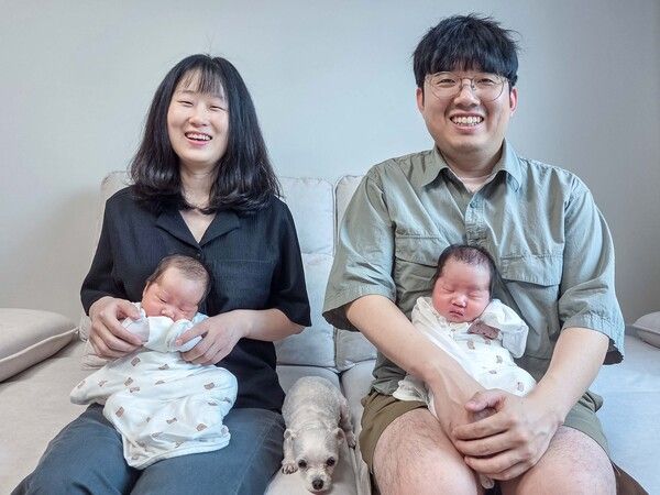 한화갤러리아가&nbsp;지난달&nbsp;25일 쌍둥이를 출산한 김건명 고객지원팀 대리 가정에 육아동행지원금&nbsp;2000만원을 지급했다.&nbsp;한화갤러리아 제공 [뉴스락]