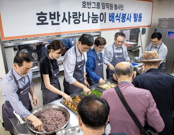 호반그룹이 서울 서초구 까리따스방배종합사회복지관을 방문해 관내 어르신들을 위한 보양식 배식 봉사 활동을 진행했다. 사진 호반그룹 [뉴스락]