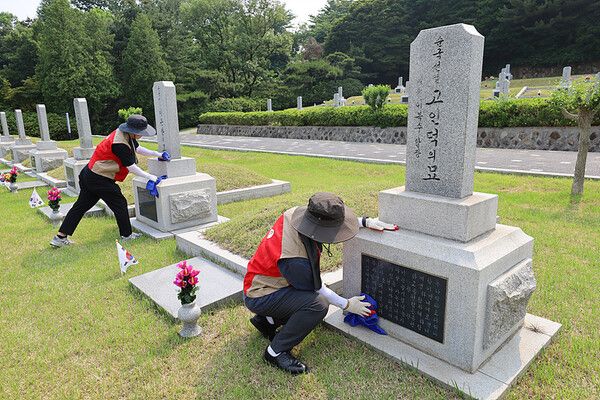 롯데이노베이트가 제70회 현충일을 맞이해 지난&nbsp;28일 국립서울현충원에서 묘역 단장 봉사를 진행했다. 사진 롯데이노베이트 [뉴스락]