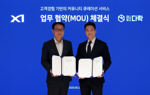 GS건설 이용구 건축주택설계부문장(사진 왼쪽)과 세컨신드롬&nbsp;홍우태&nbsp;대표&nbsp;(사진 오른쪽)이 업무 협약을 체결하고 기념사진 촬영하고 있다. GS건설 제공 [뉴스락]