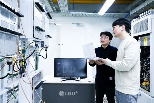 LG유플러스는 글로벌 통신 장비 제조사인 에릭슨과 함께 차세대 네트워크 구조인 클라우드랜(Cloud RAN)&nbsp;아키텍처의 핵심&nbsp;기술을 검증하고 관련 연구 협력을 강화하기로 했다. 사진 LG유플러스 [뉴스락]