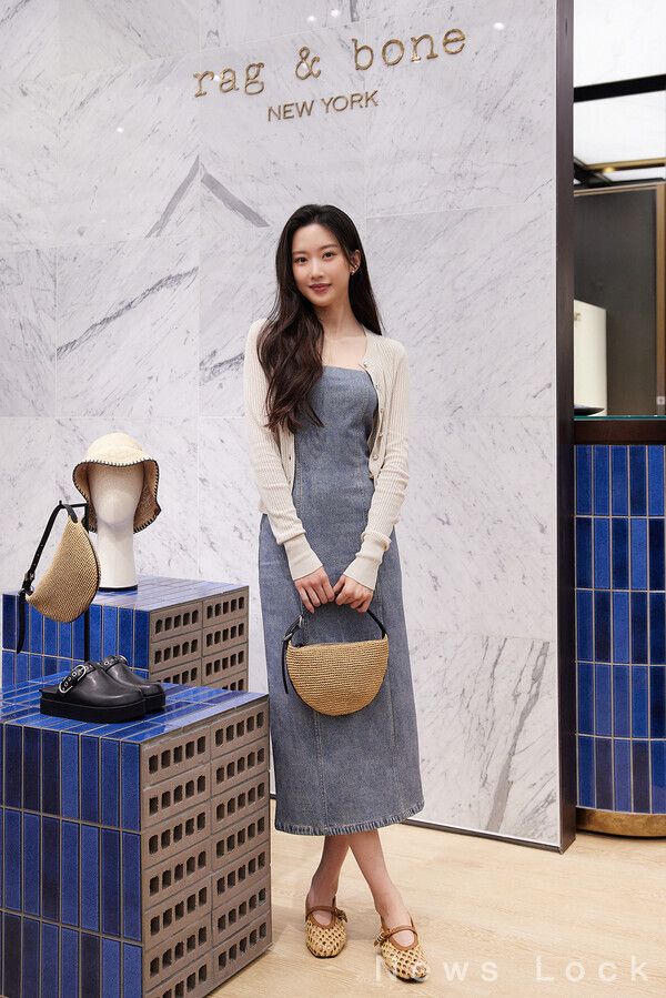 랙앤본 신세계백화점 강남점 매장에 방문한 한국 로컬 앰배서더 배우 문가영