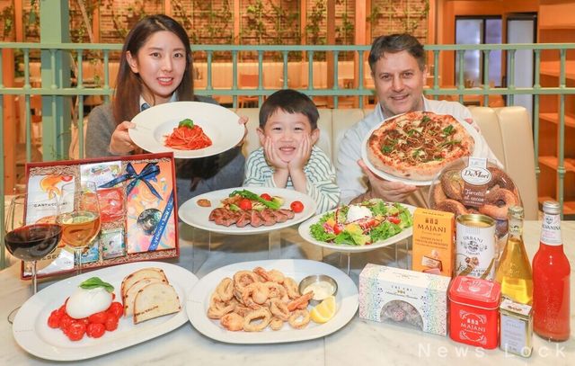 7일 오전, 경기 성남시에 위치한 현대백화점 판교점 '이탈리' 매장에서 직원들이 패밀리세트 메뉴를 소개하고 있는 모습. 현대백화점 제공. [뉴스락]