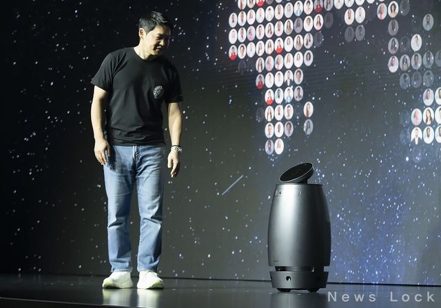 최성환 SK네트웍스 사업총괄 사장 겸 나무엑스 EA(경영자문)가 지난달 23일 웰니스 로봇을 시연하는 모습. SK네트웍스 제공 [뉴스락]