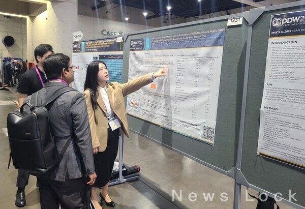 해외 의료진(왼쪽)이 펙수클루(펙수프라잔)의 NSAIDs 유도 소화성궤양 예방 임상연구 결과를 보고 있다. 대웅제약 제공 [뉴스락]