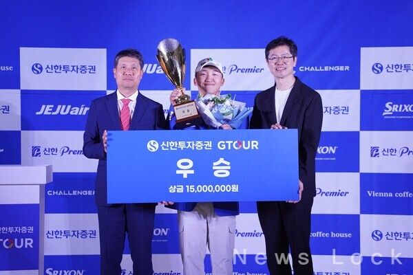 ‘2025 신한투자증권 GTOUR’ 4차 대회 시상식에서 (왼쪽부터)골프존 박강수 대표, 우승자 김홍택, 신한투자증권 자산관리영업본부 박세현 본부장이 기념사진을 촬영하고 있다. 골프존 제공 [뉴스락]