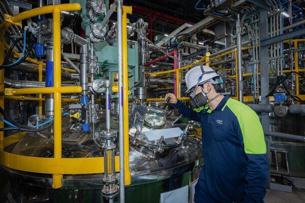 포스코퓨처엠이 10일 연산 4만 5천톤 규모의 광양 전구체 공장을 준공했다. 광양 전구체 공장에서 직원이 제조 공정을 확인하고 있다. 포스코퓨처엠 제공 [뉴스락]