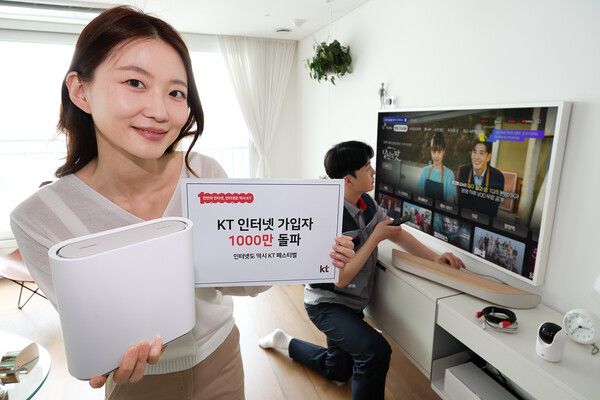 KT&nbsp;초고속 인터넷 설치 기사와 고객이&nbsp;‘인터넷도 역시&nbsp;KT&nbsp;페스티벌’을 홍보하고 있다. KT 제공 [뉴스락]