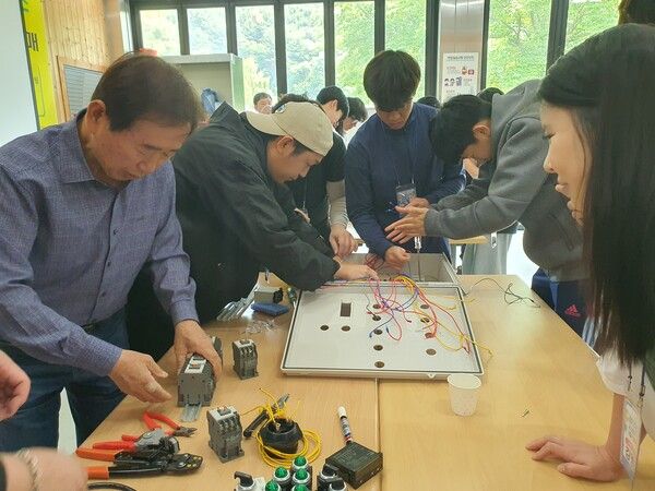 딸기반 청년농부들이 양평 마이스터 농가에서 실습을 하고 있다. 농협 제공 [뉴스락]