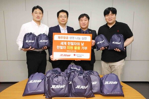 제주항공이&nbsp;오는&nbsp;14일 '세계&nbsp;헌혈자의&nbsp;날'을&nbsp;맞아&nbsp;대한적십자사&nbsp;서울중앙혈액원에&nbsp;헌혈자&nbsp;지원&nbsp;물품을&nbsp;기증했다. 사진 제주항공 [뉴스락]