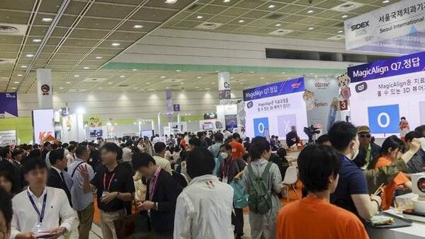 스템임플란트가 SIDEX 2025에서 참가 기업 중 최다 부스를 운영하고 혁신적인 서비스와 제품을 선보였다. 오스템임플란트 현장 부스 모습. 오스템임플라트 제공 [뉴스락]