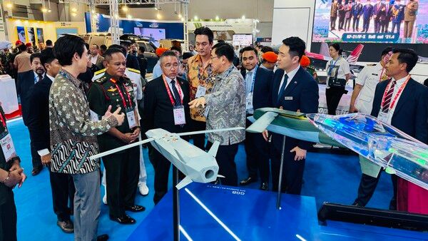 지난 11일(현지시간)&nbsp;인도네시아&nbsp;국제 방산전시회에 참석한&nbsp;군 관계자가&nbsp;LIG넥스원의 유도무기체계에 대한 설명을 듣고 있다. 사진 LIG넥스원 [뉴스락]