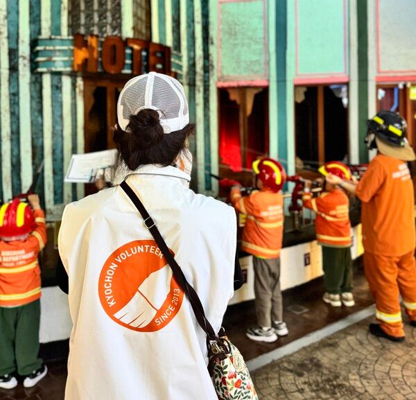 교촌에프앤비의 '바르고 봉사단'이 지난 10일&nbsp;부산 신명초등학교 특수학급 학생들과 직업 체험 및 경제 활동 경험을 함께하며, 2025년 상반기 봉사활동을 마무리했다. 교촌에프앤비 제공 [뉴스락]