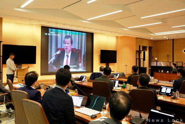 2025 SK 경영전략회의에 참여한 SK 경영진이 최종현 선대회장의 육성을 들으며 SKMS 철학과 정신을 되새기고 있다. SK그룹 제공 [뉴스락]