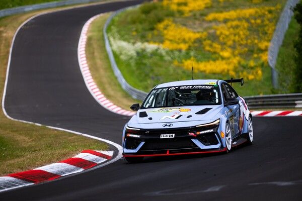 ‘2025&nbsp;뉘르부르크링&nbsp;24시 내구레이스’&nbsp;SP3T&nbsp;클래스에 출전 예정인 현대자동차&nbsp;현대 N&nbsp;컵팀의&nbsp;303번&nbsp;‘엘란트라&nbsp;N1&nbsp;컵 카’ 경주차량. 현대차 제공 [뉴스락]