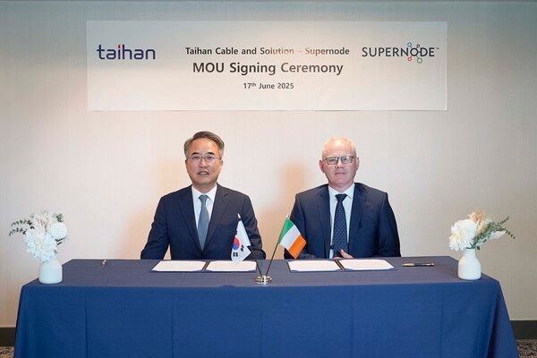 대한전선과 슈퍼노드가 차세대 초전도 케이블 개발 관련 MOU를 체결했다(좌부터 대한전선 송종민 부회장, 슈퍼노드 CEO 존 피츠제랄드). 대한전선 제공 [뉴스락]