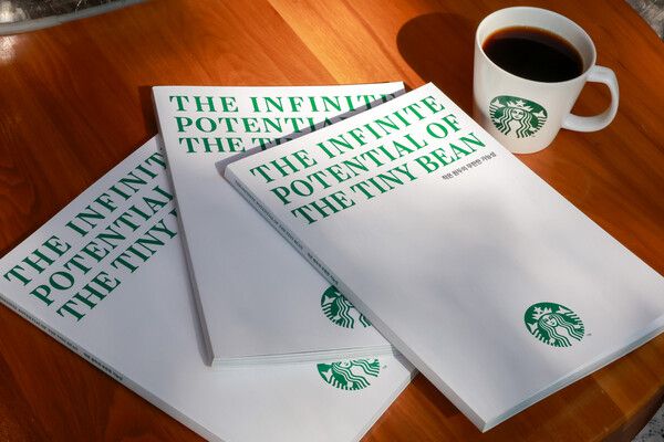 스타벅스가 지난 1999년&nbsp;1호점 오픈 이후 지난&nbsp;25년간의 성장 과정과 함께 스타벅스 파트너와 고객의 다양한 이야기를 소개한 브랜드 북을 국내 진출 최초로 출간했다. 스타벅스 제공 [뉴스락]