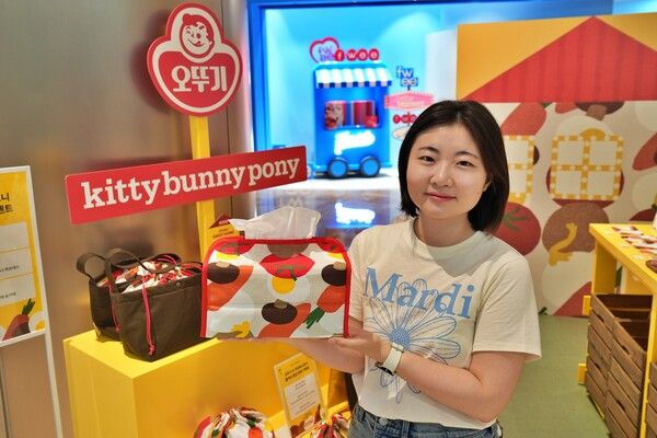 롯데백화점이 오는 7월&nbsp;6일까지&nbsp;잠실&nbsp;롯데월드몰&nbsp;지하&nbsp;1층에서&nbsp;라이프스타일&nbsp;편집숍 시시호시와&nbsp;오뚜기의&nbsp;협업&nbsp;팝업스토어를 진행한다. 롯데백화점 제공 [뉴스락]