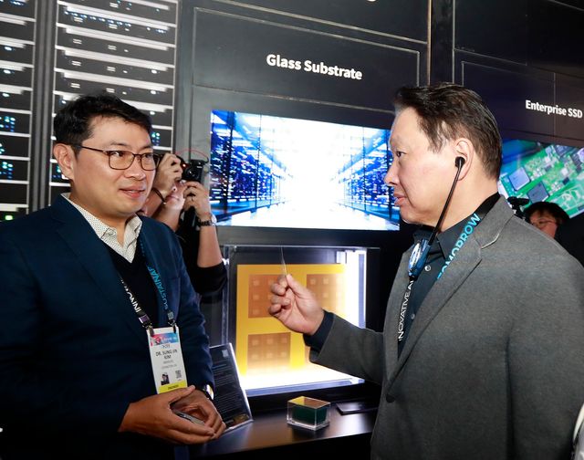 사진1. 최태원 SK 회장이 지난 1월 미국 라스베이거스에서 열린 'CES 2025' 행사장에 마련된 SK 전시관에서 유리기판을 살펴보고 있다