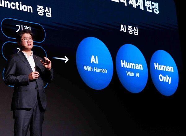 SK AX&nbsp;윤풍영 사장이&nbsp;25일 서울 그랜드 인터컨티넨탈 파르나스 호텔에서 열린 ‘IMAGINE AX 2025’ 컨퍼런스에서&nbsp;SK AX&nbsp;출범의 의의와 비전을 담은 키노트 스피치를 하고 있다. SK AX 제공 [뉴스락]