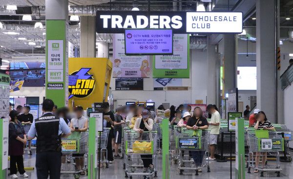 스타필드 마켓 킨텍스점에서 쇼풍중인 고객들 모습. 이마트 제공 [뉴스락]