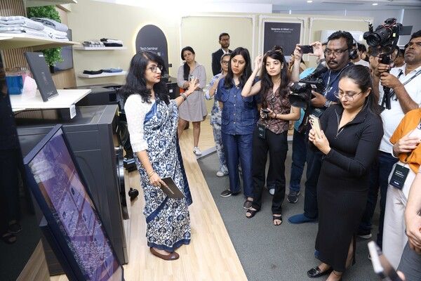 인도 구르가온에서 열린&nbsp;삼성전자&nbsp;서남아 테크 세미나에서 참석자들이 스마트싱스의 연결 경험에 대한 시연을 살펴보고 있다. 삼성전자 제공 [뉴스락]