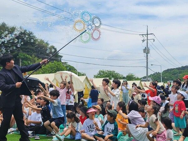 고려아연 온산제련소 임직원과 가족 400여명이 가정의달 행사 '폭싹 모였수다!'에 참여했다. 사진 고려아연 [뉴스락]