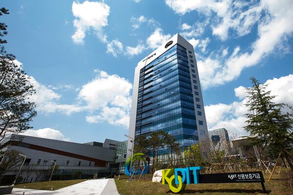 신용보증기금은 지난 21일 2025년 한국금융학회 정기학술대회 및 특별 정책심포지엄에서 ‘밸류업 프로그램’이 중소기업의 고용 증진과 매출 성장에 효과가 있다는 실증 연구 결과를 발표했다. 신용보증기금 제공 [뉴스락]