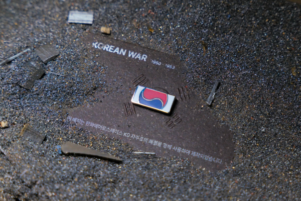 한화 방산3사가 국가보훈부, 국방부유해발굴감식단과 함께 K9 자주포 철로 만든 태극기 배지를 제작, 배포해 아직 유해를 발굴하지 못한 6.25 전사자들을 기리는 '121723 끝까지 찾아야 할 태극기' 호국보훈 캠페인을 시작한다. 한화에어로스페이스 제공 [뉴스락]