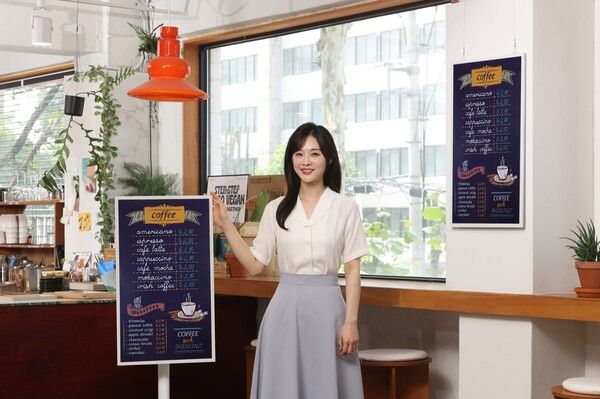 삼성전자가 전력 공급 없이도 이미지를 화면에 띄워놓을 수 있는 디지털 광고판&nbsp;'삼성 컬러 이페이퍼(Color E-Paper)'를&nbsp;8일 글로벌 출시한다. 사진 삼성전자 [뉴스락]