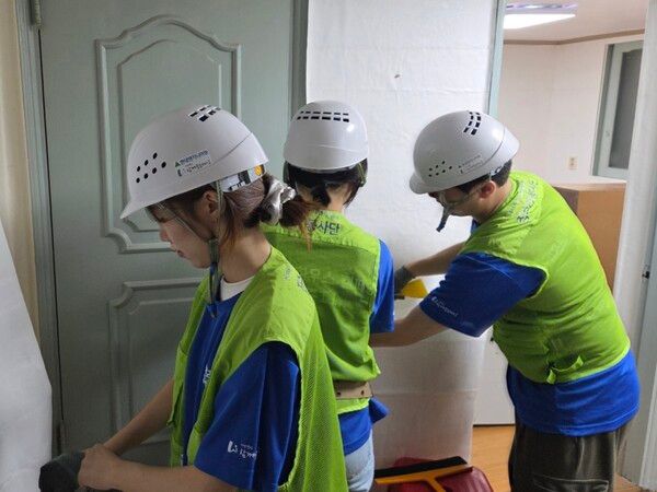 지난 7일 현대엔지니어링 집수리 봉사단이 서울시 노후주택에서 도배 작업을 하고 있다. 현대엔지니어링 제공 [뉴스락]